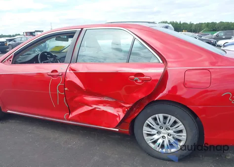 2014 Toyota Camry Le z USA, uszkodzony, nr VIN 4T4BF1FK9ER400484